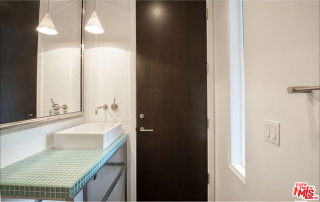 Building Photo - 3850 Rambla Orienta