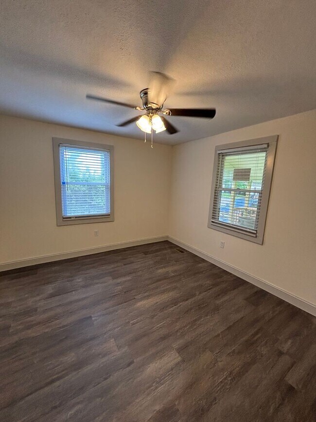 Building Photo - Freshly Renovated 3-Bed, 2-Bath Home Just ...