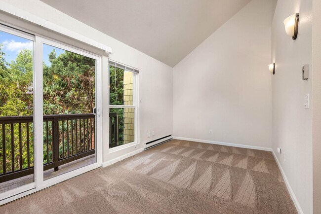 Building Photo - Bright 2 Bedroom Townhouse with Creek Views and Excellent Commuter Location