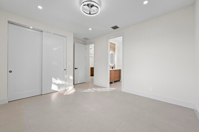 Building Photo - 621 NW 42nd Ave