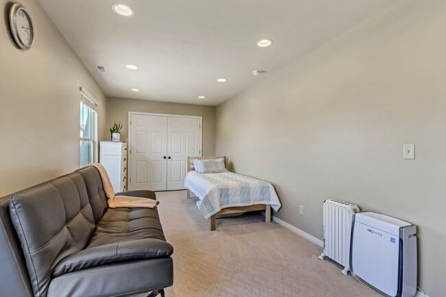 Building Photo - Beautiful 5-Bedroom Home in Sandy!