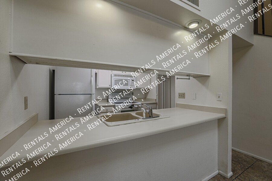 Building Photo - 633 W Southern Ave