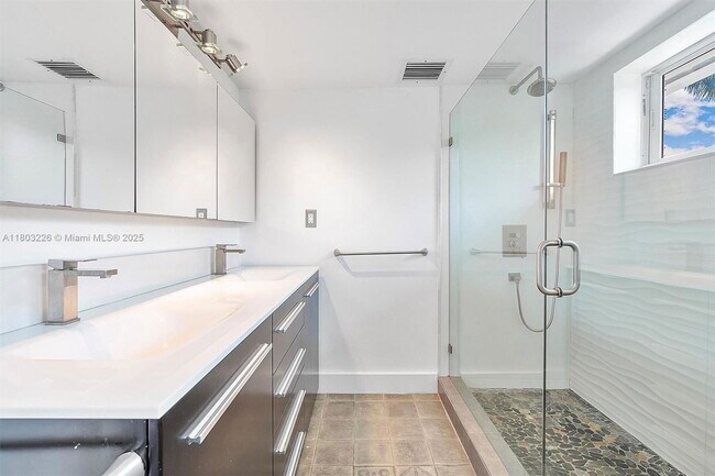 Building Photo - 1481 NE 104th St