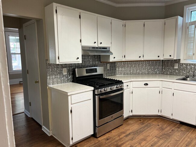 Building Photo - Historic Neighborhood - 3 BR / 1.5 BA