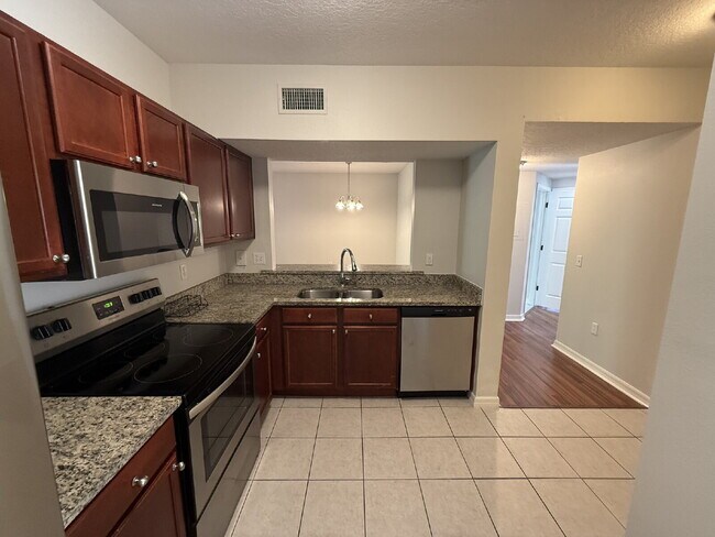 Building Photo - FIRST-FLOOR 3 BEDROOM CONDO IN VILLAGES OF BLOOMINGDALE!