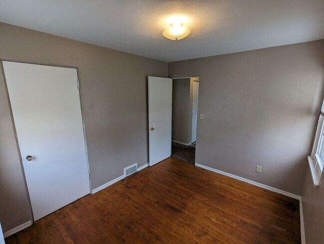 Building Photo - Charming Ranch Home Near Lakeview Metro Park