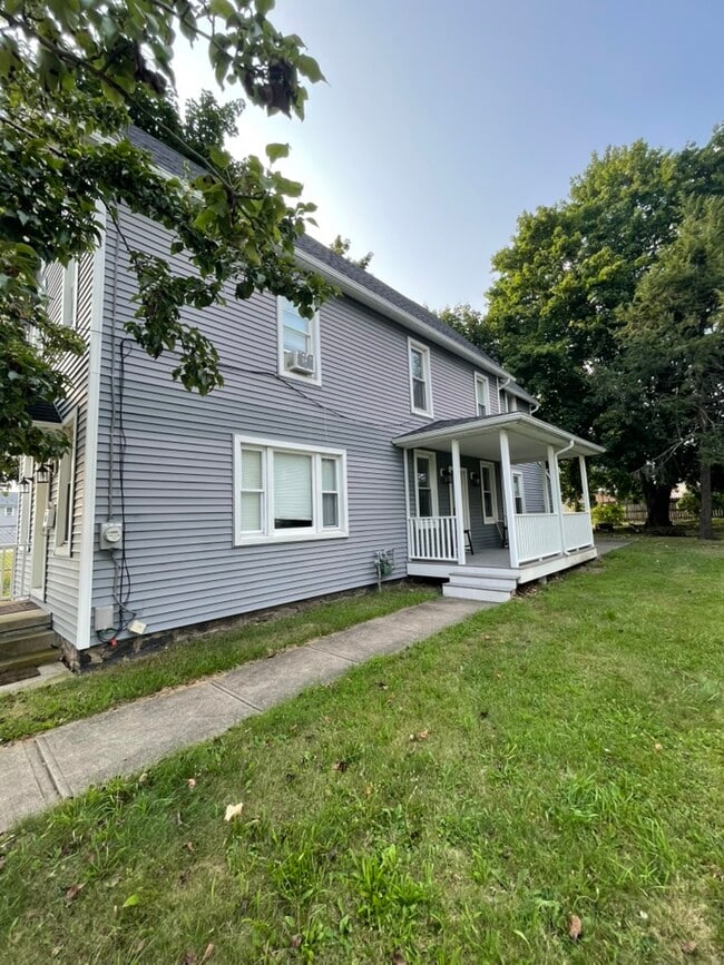 Building Photo - 928 2nd St