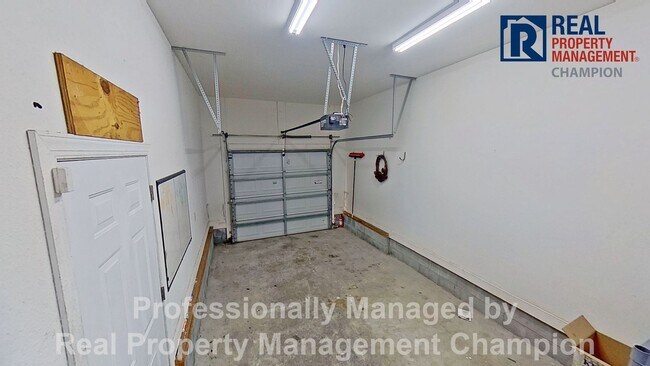 Building Photo - 3 BD/2.5 BA Home with Fenced Yard & Attached Garage