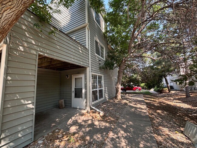 Building Photo - $200 Off First Month - Charming Ground-Level Apartment in the Heart of Fort Collins