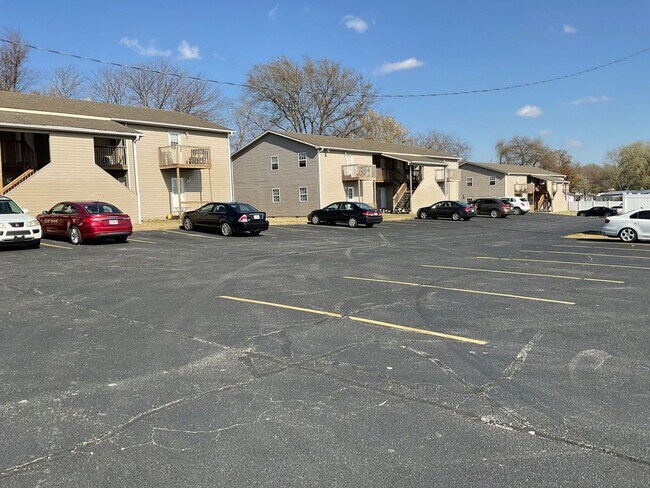 Building Photo - Nice Newly Remodeled 2 Bed 2 Bath Apartmen...