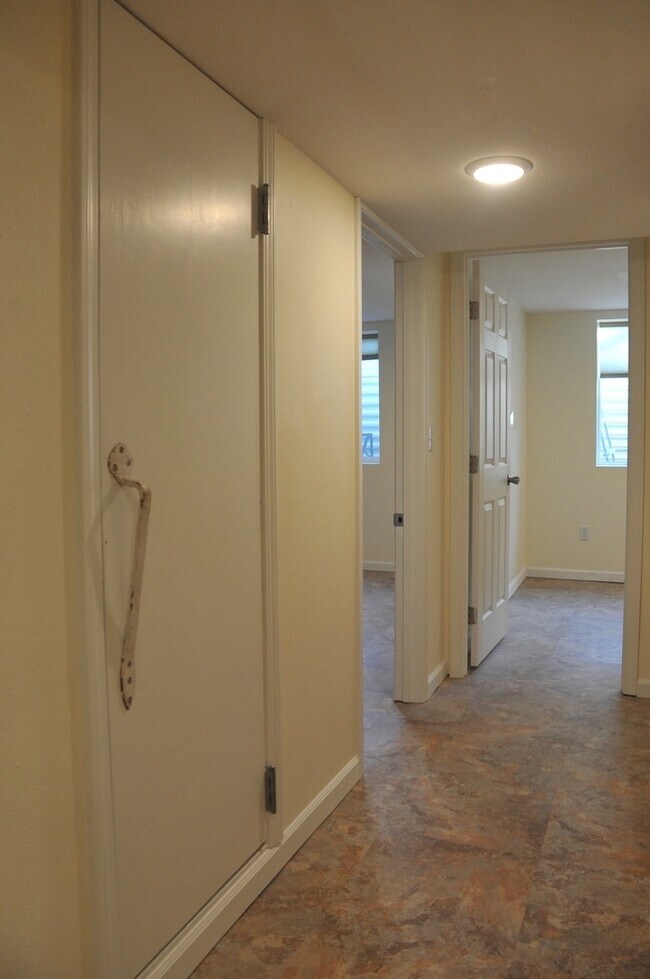 Building Photo - Basement Apartment, 2 bed 1 bath close to Food Trucks on Best
