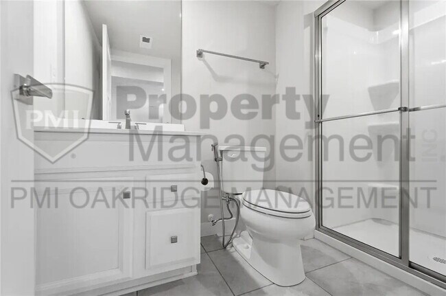 Building Photo - 3 Bed 3 1/2 Bath Single Family Home with Attached 2 Car Garage