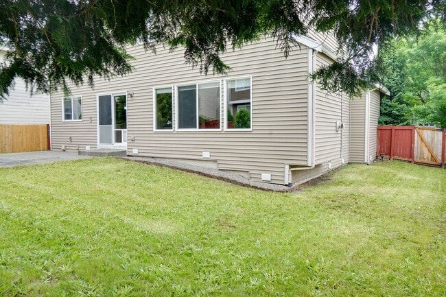 Building Photo - Lakeland Hills 2 Story