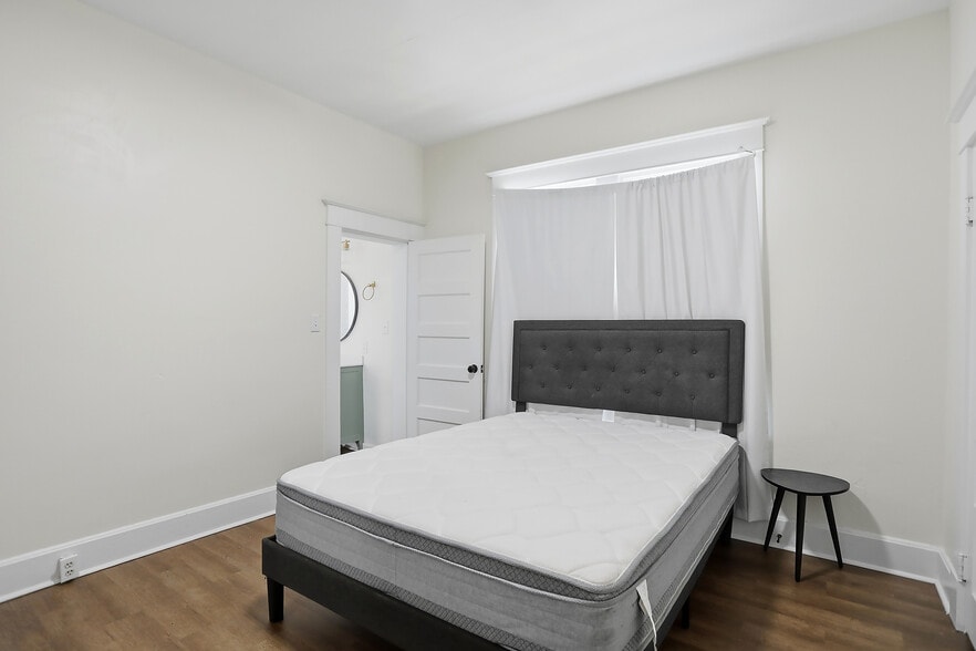 Building Photo - 941 E Raymond St