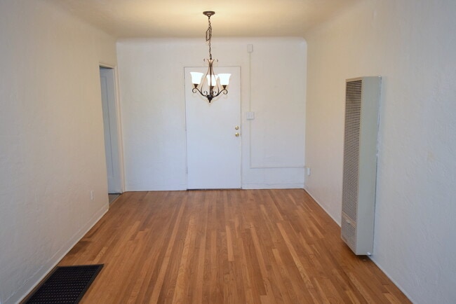 Building Photo - 2 Bedroom Casita NOB HILL/UNM CNM AREA WITH GARAGE, FENCED YARD