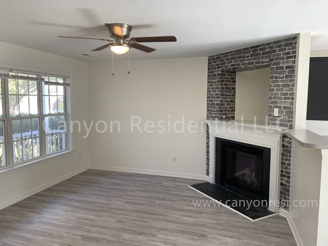Building Photo - Recently Renovated!! Beautiful 2 bedroom with den!!