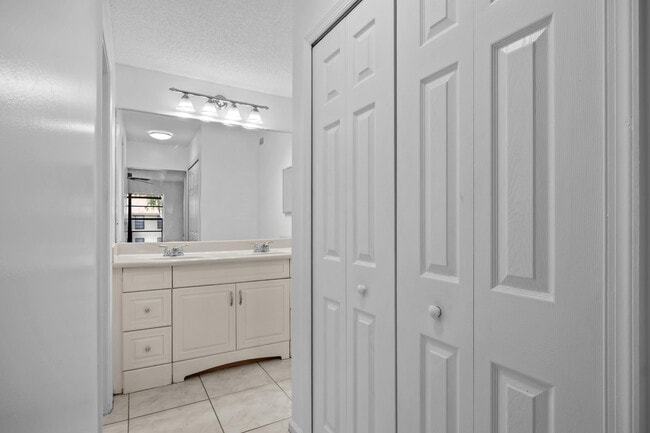 Building Photo - 9905 Pineapple Tree Dr