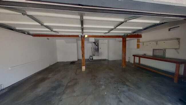 Building Photo - 121 Greentree Ln
