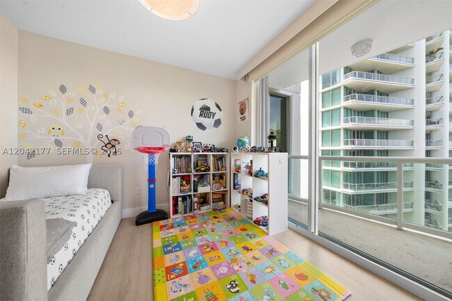 Building Photo - 2645 S Bayshore Dr