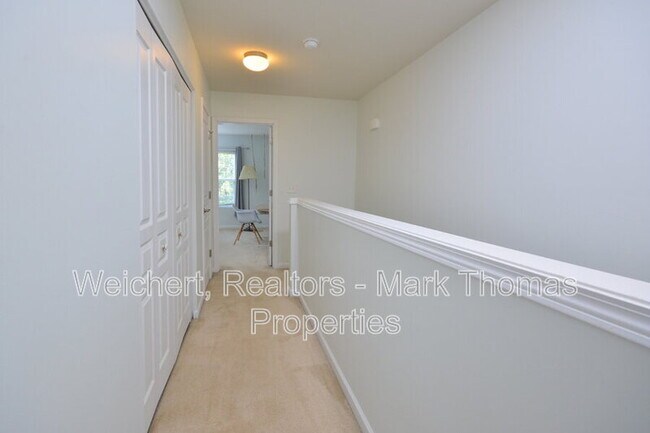 Building Photo - 100 Stratford Lakes Dr