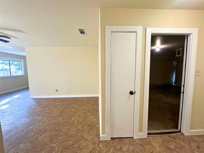 Building Photo - 2525 Dovemeadow Dr