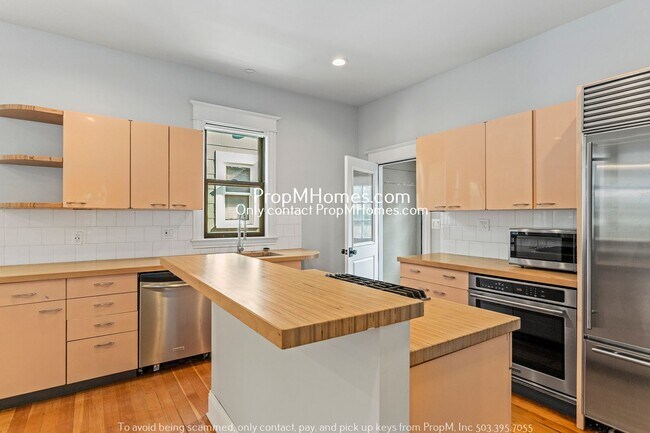 Building Photo - Charming Three Bedroom Home In N Portland!