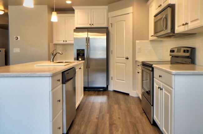 Building Photo - 3 bed 2.5 bath townhome in Salem