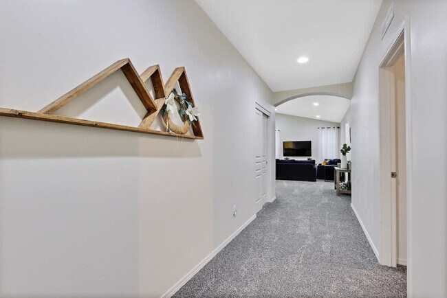 Building Photo - 2213 E Elm Grove Dr