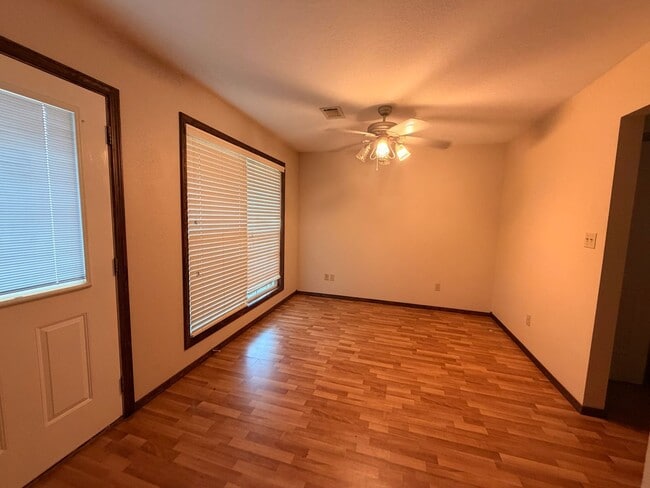 Building Photo - Discover this spacious 3-bedroom, 2-bathroom home in Russellville, AR.