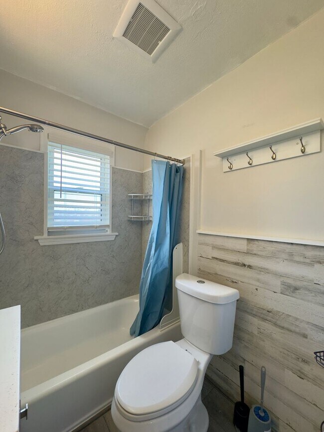 Building Photo - Charming 3 Bedroom/2 Bathroom Townhome in Essex, Baltimore, MD!