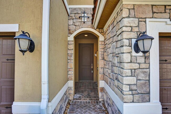 Building Photo - Gorgeous Townhome in Parkland