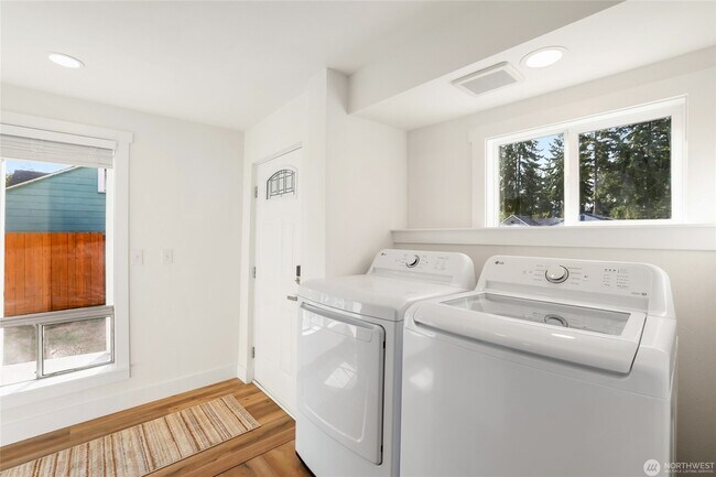 Building Photo - 9104 Highland Ave SW