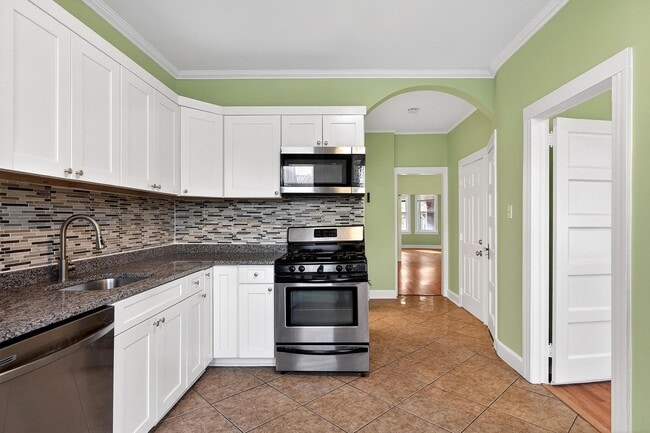 Building Photo - 133 W 28th St