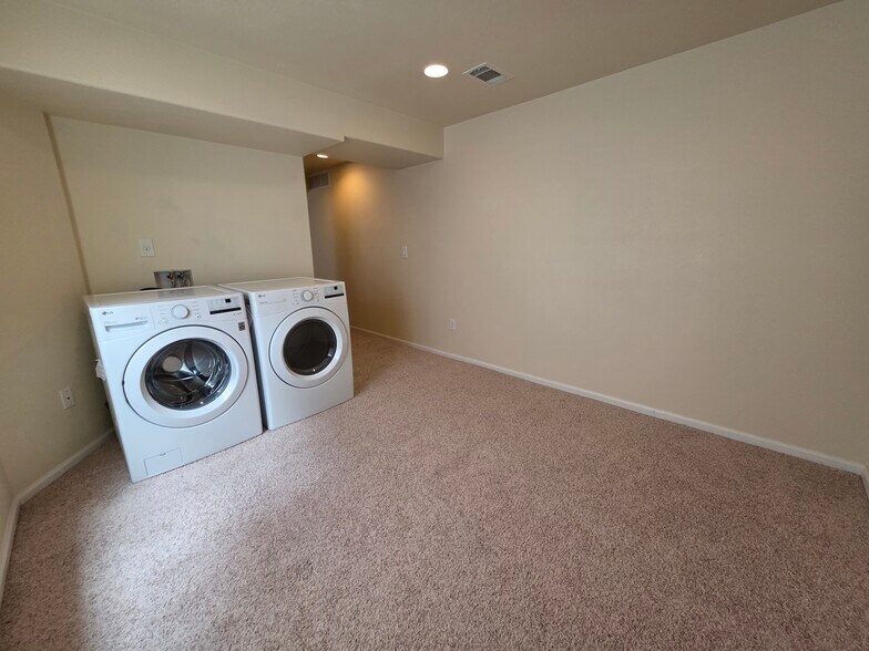 Building Photo - 874 Diamond Rim Dr