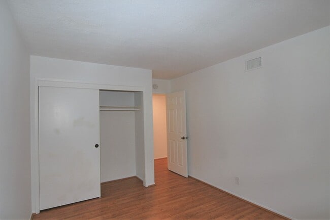 Building Photo - Spacious Cul De Sac House with Yard and Pool