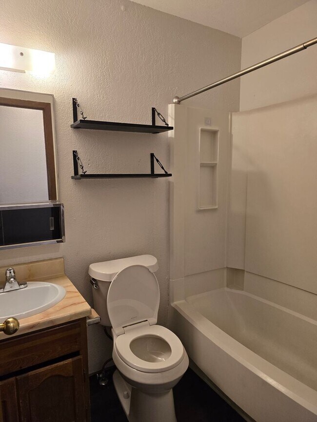 Building Photo - 1 Bed 1 Bath Apt.