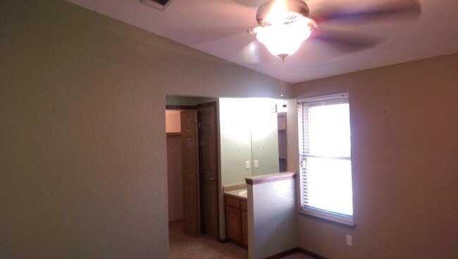 Building Photo - Unique 2 bed 2 bath 1 car with rare study ...