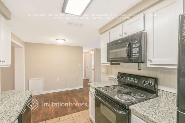 Building Photo - 10824 Oakdale Ave