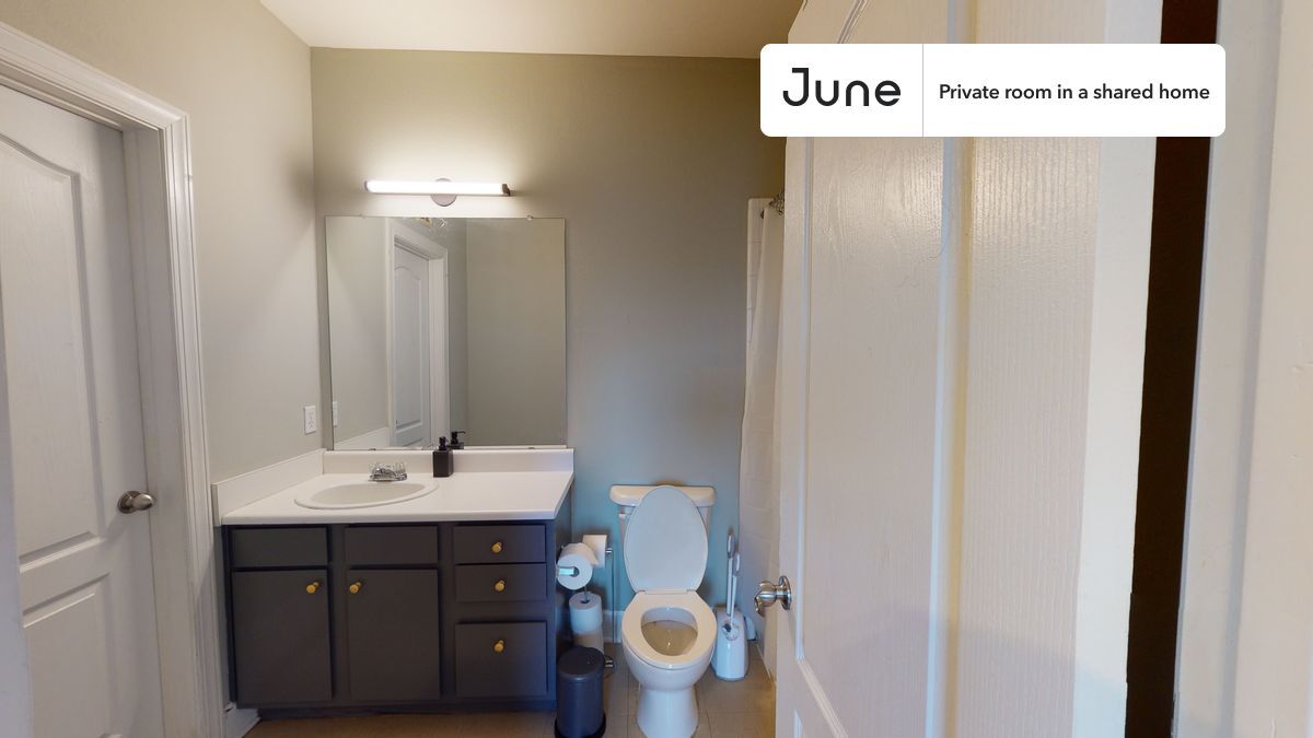 Building Photo - Private bedroom in 4 bed/4 bath Home