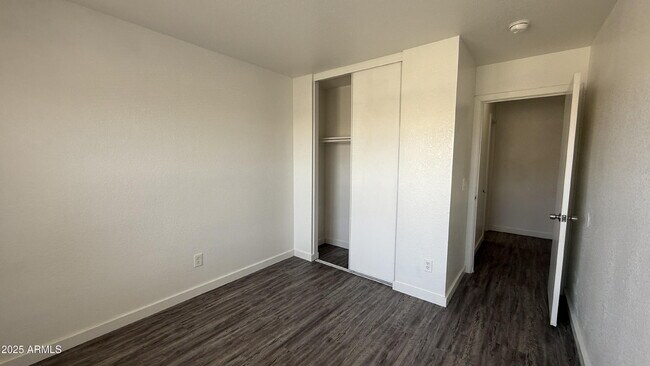 Building Photo - 679 W Jardin Dr