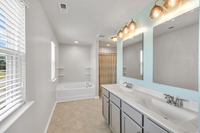 Building Photo - Updated Holly Ridge Home!