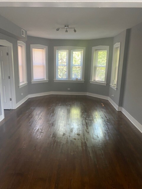 Building Photo - 7940 S Kingston Ave