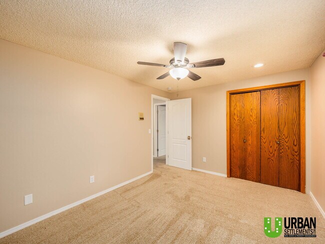 Building Photo - 8421 E Columbia Dr