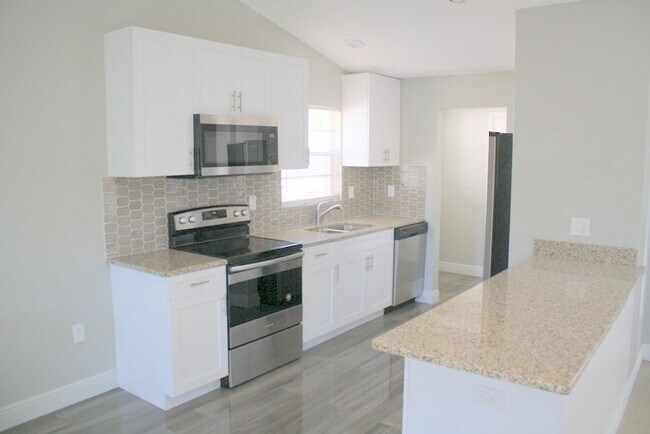 Building Photo - Beautifully updated over size 2 bed 2 bath 1 car garage home!