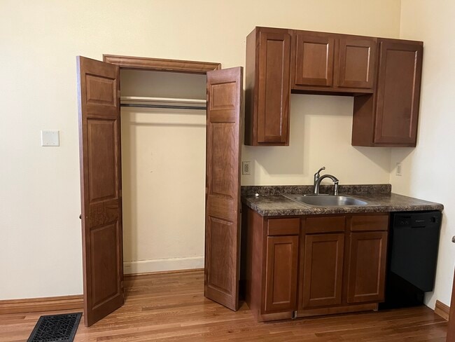 Building Photo - 1730 W Kilbourn Ave