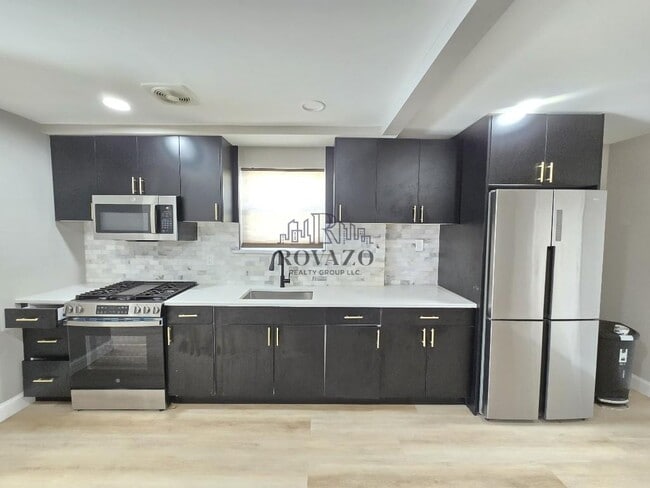 Building Photo - 219 Clark St