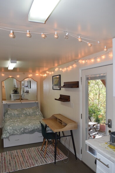 Primary Photo - 2474 Endicott St