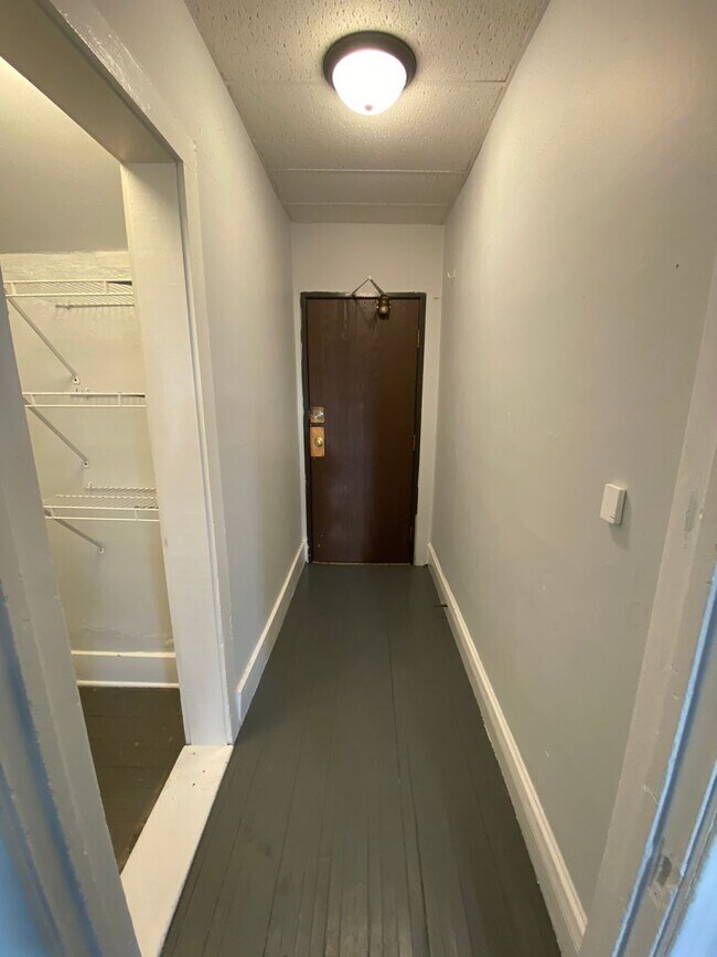 Building Photo - 1513 E Superior St