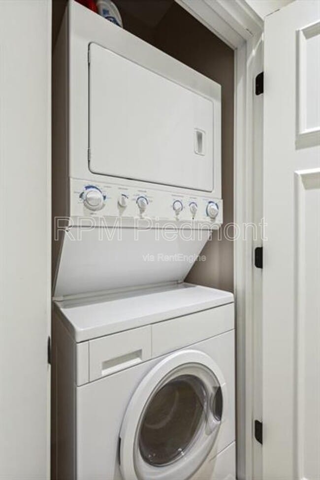 Building Photo - 174 Chester Ave SE