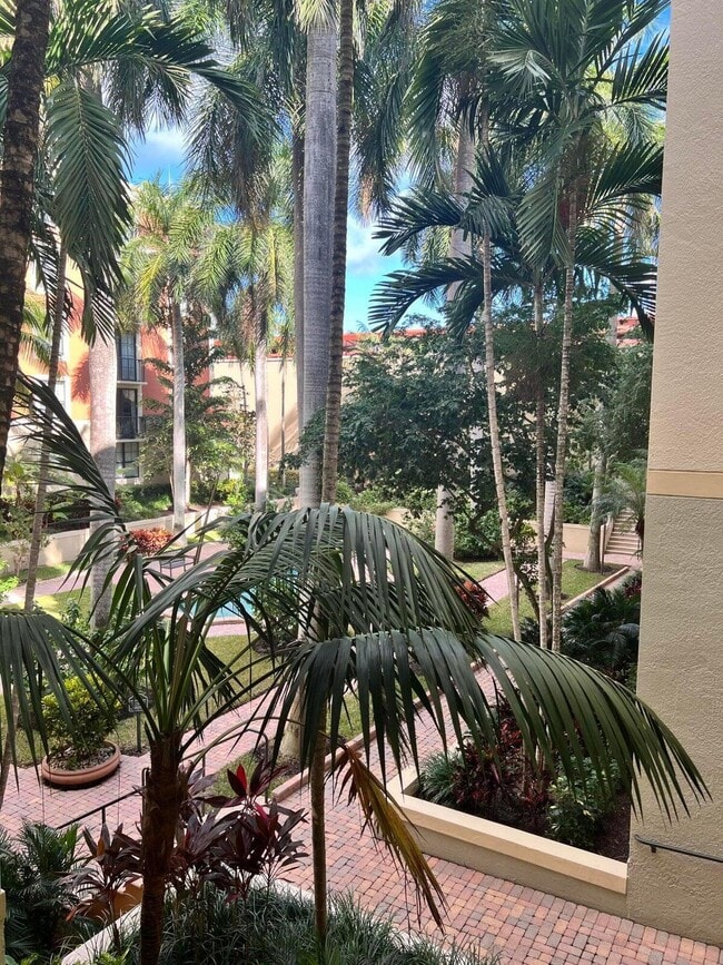 Building Photo - 720 S Sapodilla Ave